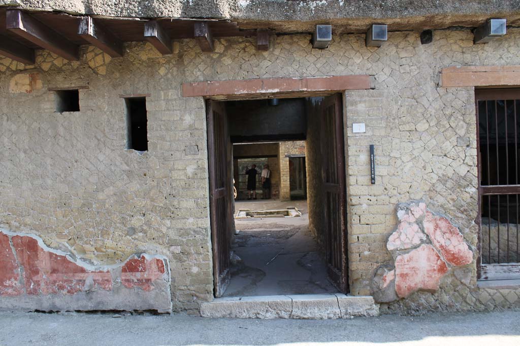 V.7 Herculaneum, March 2014. Entrance doorway on east side of Cardo IV.
Foto Annette Haug, ERC Grant 681269 DÉCOR.